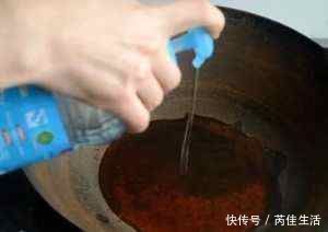 铁锅老是生锈怎么办?奶奶说用它泡2分钟,一辈子不粘锅不生锈