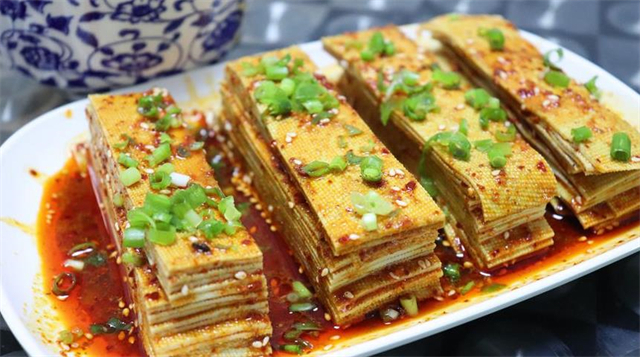 豆腐皮这个做法真的太香了,刚上桌就被抢着吃,吃着真过瘾