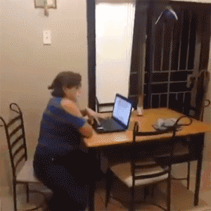 |搞笑GIF:设计师你出来 我保证不打你脸