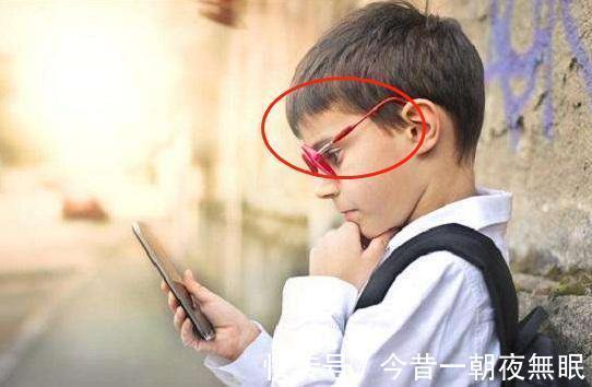 学习成绩|经常玩手机的孩子,和不常玩手机的孩子,5年后这3点差距很明显