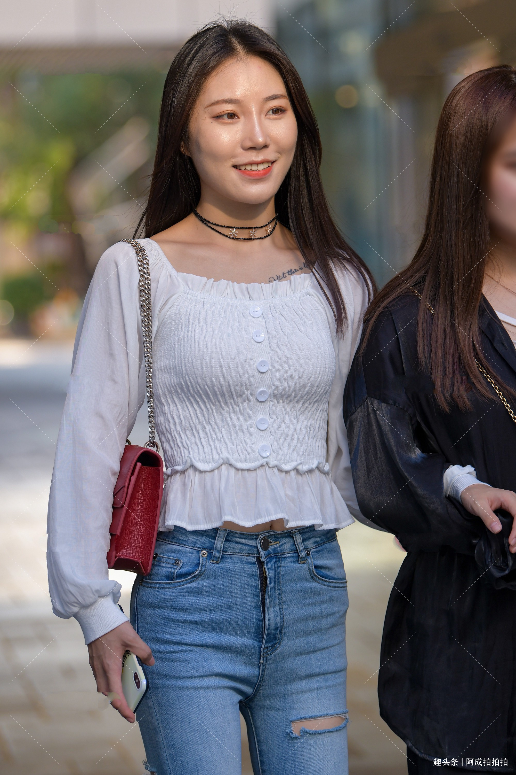 白色方领雪纺衫,初秋穿着正合适,搭配牛仔裤简单大方