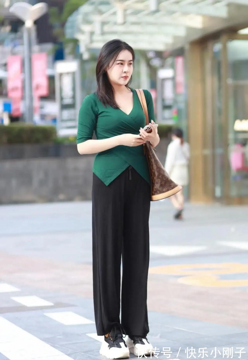 时尚","m":"584d9b73f9ea49b8578d6c951e5e028e83663753","nlabel":"stat_3139878851:zm.news.so.com:6L6w6ZKK56S+5Lya,pageType_zmt,glevel_3","ntag":"tfashion;sfashion_时尚;kfashion_1:穿搭;kfashion_1:打底裤;call_P:全类:时尚:美女