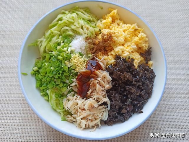 搅拌均匀|头伏到吃饺子，分享8种饺子馅的调法，有荤有素，鲜嫩营养又多汁