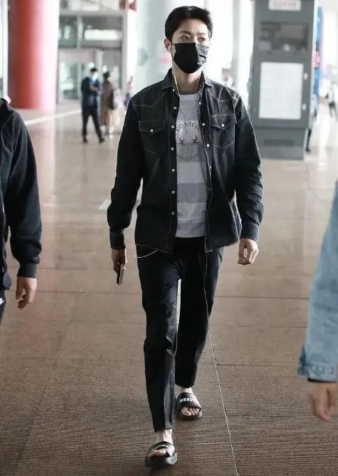 把脊梁骨直起来。新疆棉之后，又有明星公然晒耐克鞋，耐克T恤？