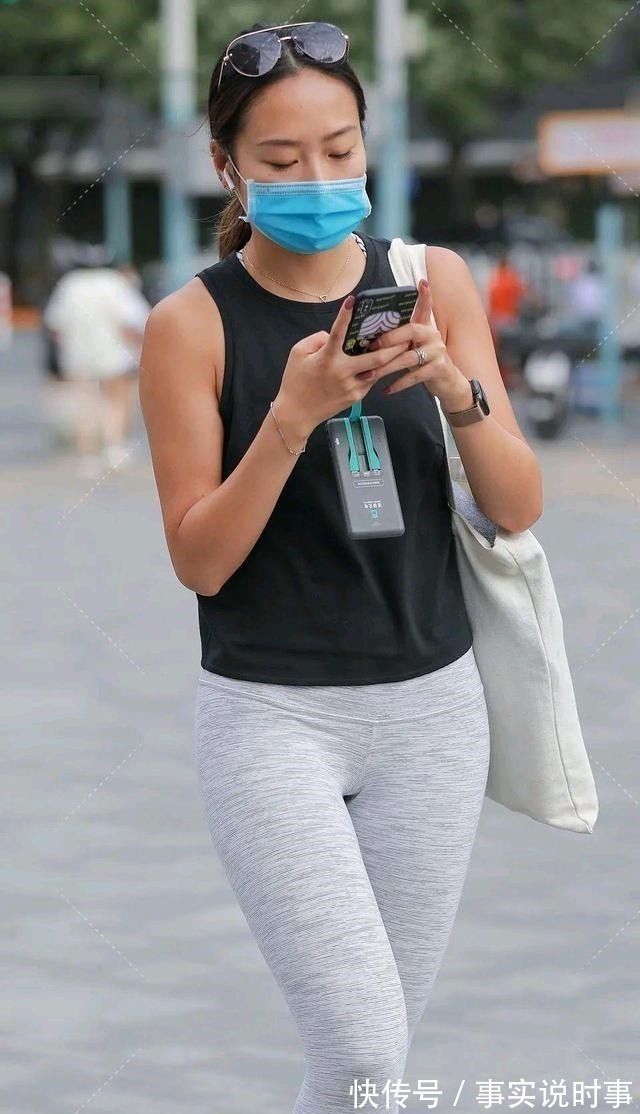 穿搭 打底裤的穿搭时尚更省心,展示年轻女孩的时尚表情,都很百搭!