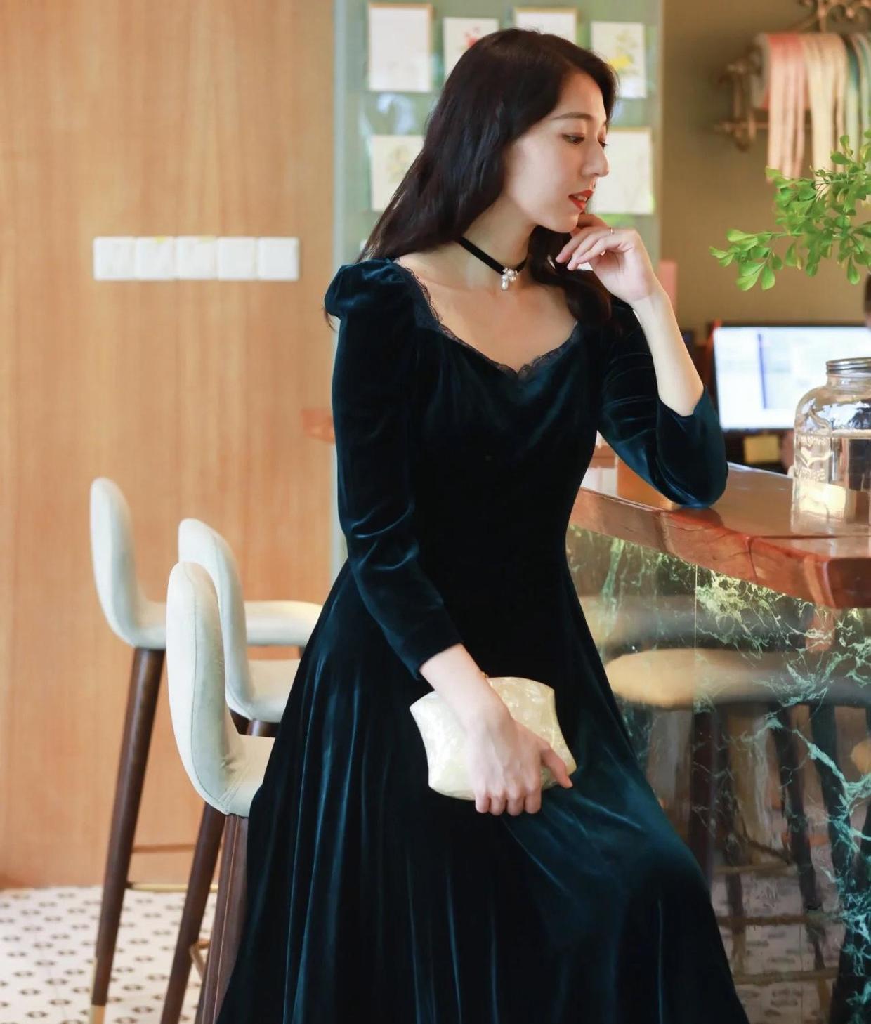 穿搭|秋冬怎么穿才洋气,试一试“丝绒连衣裙”端庄优雅,漂亮大方!