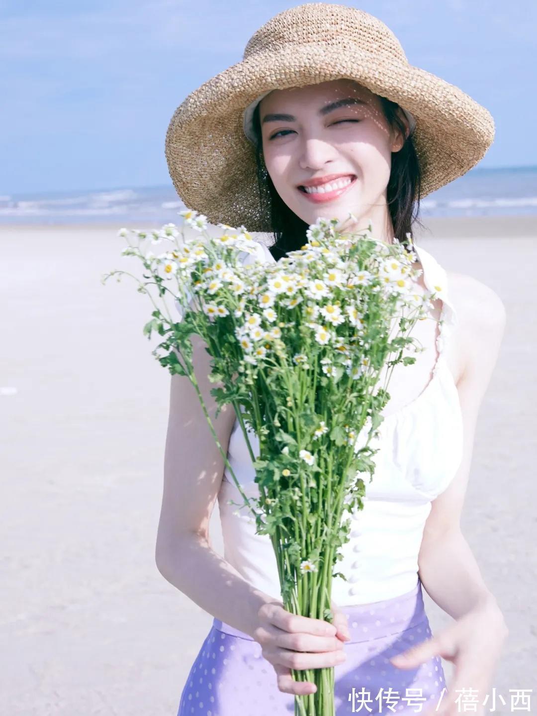 紫色|钟楚曦的身材真绝了，穿吊带上衣没赘肉，配半身裙曲线流畅好吸睛