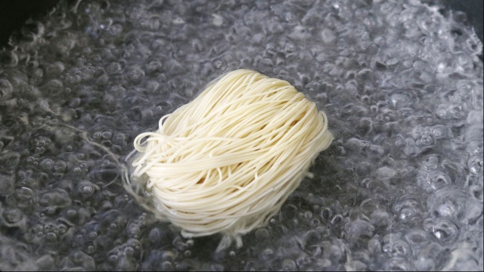 超美味的葱油拌面做法,几分钟搞定,葱香浓郁,超过瘾!