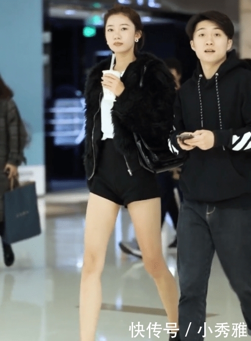 街拍:美腿并不只是白和长,”直“才是精髓