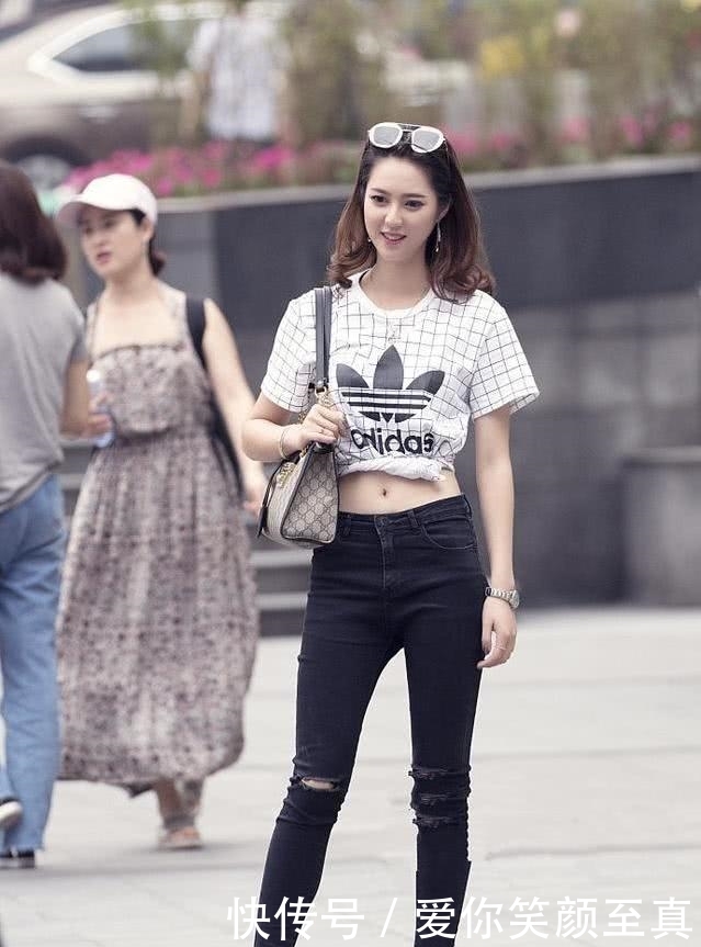 小美女|街拍:小美女纯真娇美肤白貌美,女人味十足!