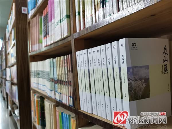  赠书|新晃：情系母校 赠书留香