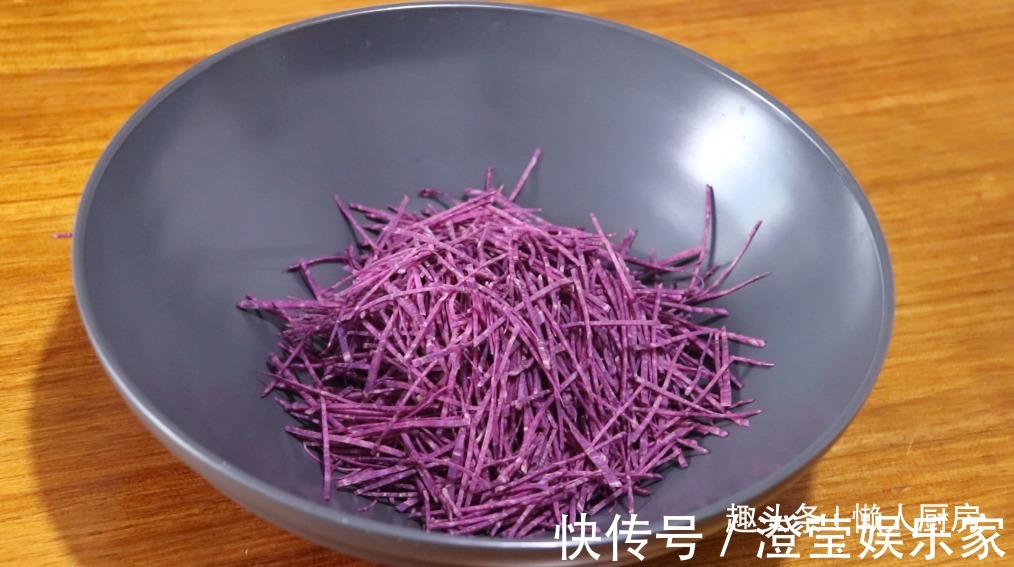 炸一炸|紫薯别只会蒸着吃了,1个紫薯,一勺淀粉,炸一炸比薯片还好吃