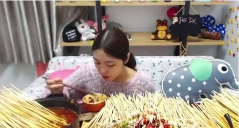 东西|大胃王挑战3000根肉串,力证自己没“假吃”,却被时间给出卖了