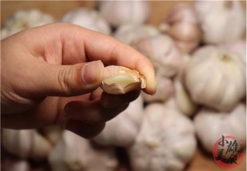 去皮|剥大蒜别再用手扒，一个啤酒盖，快速去皮不费劲，真的太绝了