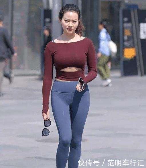 健美裤 深蓝色牛仔打底裤搭银色单鞋,穿出潮流的街头风,有女性的俏皮感