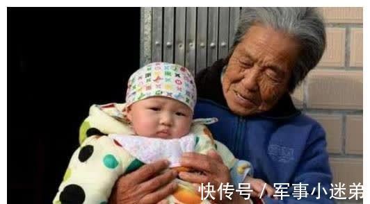 人大人|宝宝出生后,第一个抱他的不要是这“3种人”,并非是迷信