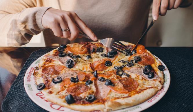 角度|一个人的胃真会被越撑越大,越饿越小吗?从科学的角度来给你答案