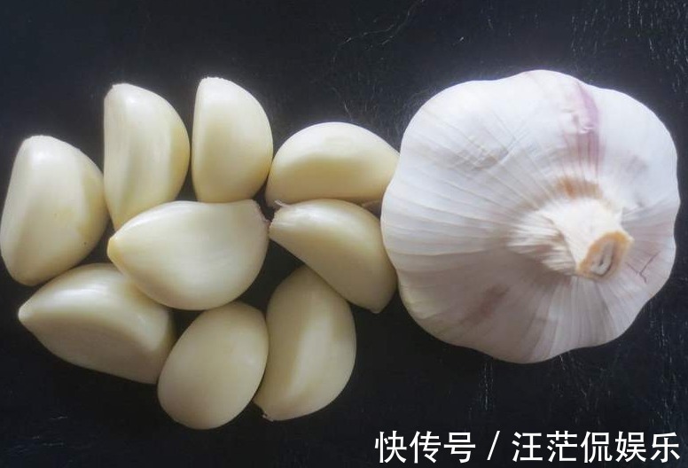 我才知道,保存大蒜如此简单,放1年不发芽不坏,不知道就亏了