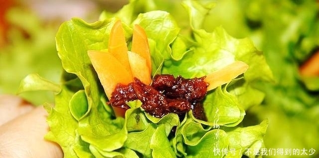 娘俩的午餐,1凉1热1生菜,晒朋友圈火了,网友:只要生菜