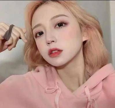 女生嘴唇有这“3个特征”，“死亡芭比粉”都能驾驭，尤其第三个