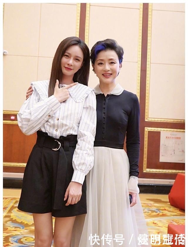 撞色|52岁杨澜保养得真好,黑白撞色连衣裙简约知性,蓝发挑染添俏皮