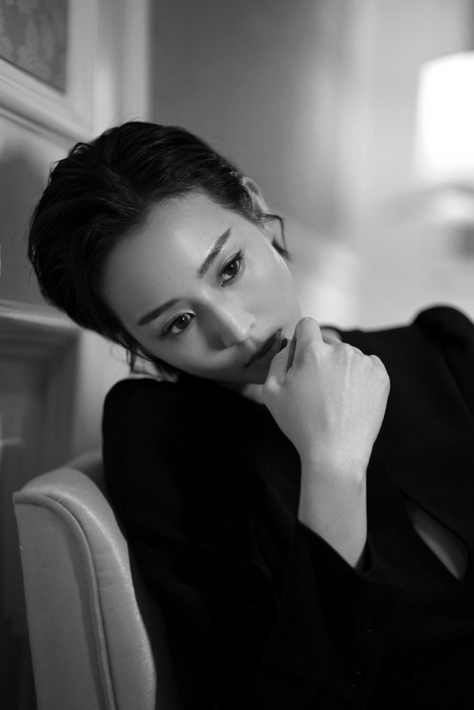 性感|张钧甯黑白系穿搭经典时尚,黑色裙装性感优雅,白色裤装清新明丽