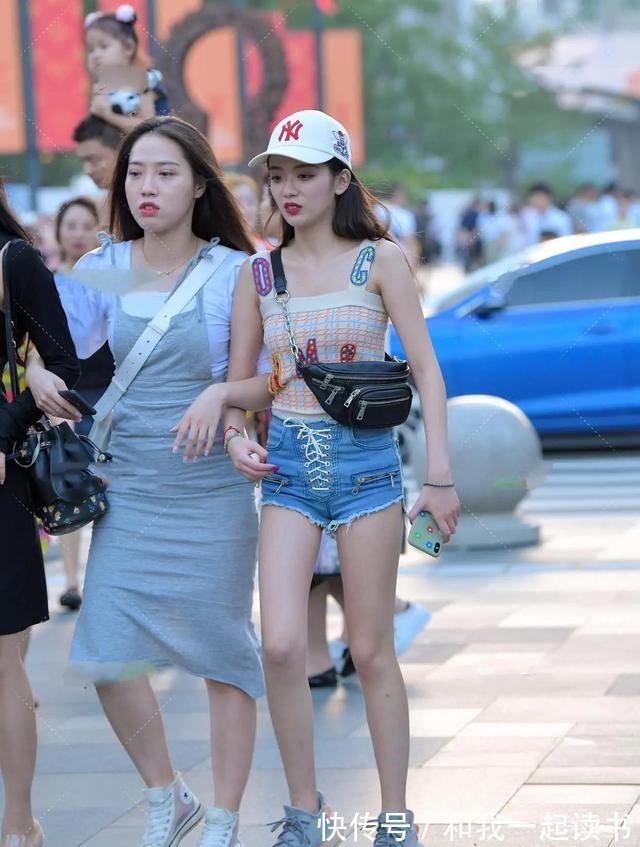 清纯 字母印花吊带衫、蓝色系带短裤,造型清爽,又不失清纯时尚!