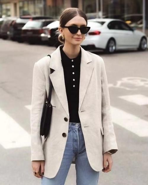 早春别再穿风衣了，2021年流行穿“白色西装”，可优雅可帅气