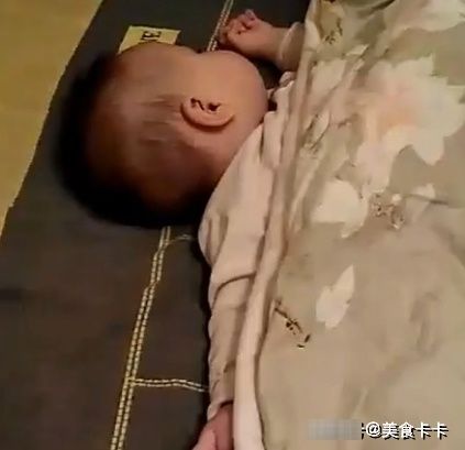 开灯|宝宝睡觉总是踢被子，妈妈开灯检查后，看清眼前画面乐开了花