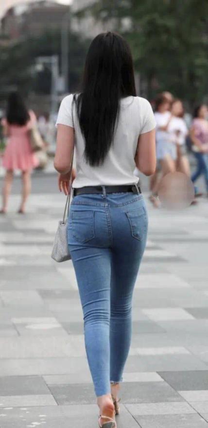 搭配|时尚街拍:牛仔短裙搭配从上至下的拉链,方便又大方