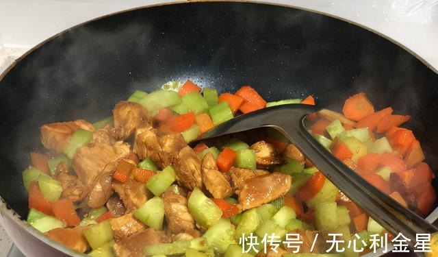 下饭还好吃的宫保鸡丁，简单好做，家人也喜欢吃！