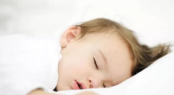 颈椎|睡枕头和不睡的孩子长大后有何区别?有几点很明显,父母要注意