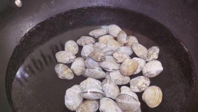 这一定是花甲最简单的做法，没有之一肉嫩汤鲜，咋吃都不够