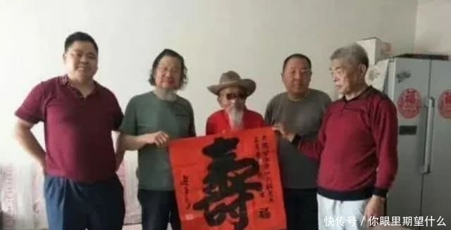王延|书法家为90岁以上老人送“寿”字,3年送900幅,充满正能量