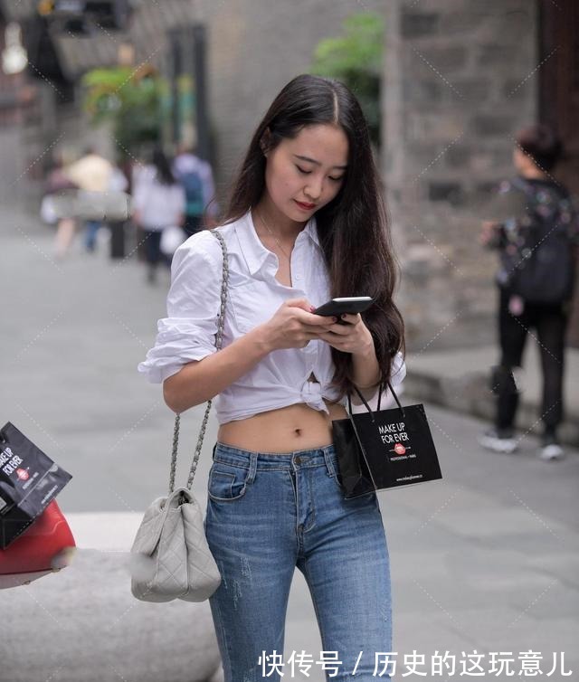 日常生活中 白衬衫以不同的方式打结，搭配撕破的裤子很漂亮！