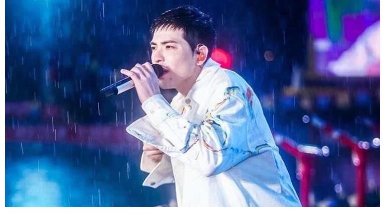 奔跑吧|《奔跑》现名场面,“雨神”萧敬腾成焦点,自我炒作还是很无奈?