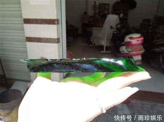 花1800元网购一块上亿的玻璃种帝王绿,刀开切后,我笑的合不住嘴