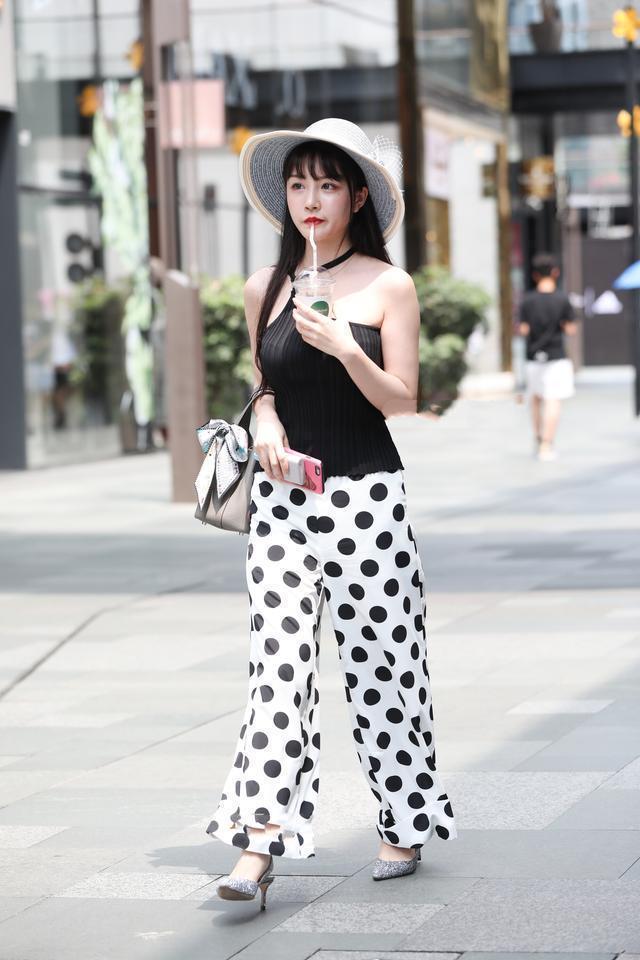 格子裙|街拍淡雅如仙的美女,身穿套装格子裙,活泼又可爱