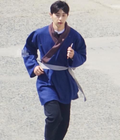 《极限挑战》新一轮录制路透，邓伦生图帅气，我却对霸气李现着迷