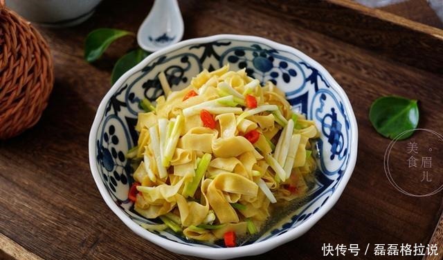 蒜黄这个做法,不用鸡蛋不用肉,比吃鱼吃肉还香,比白菜都受欢迎