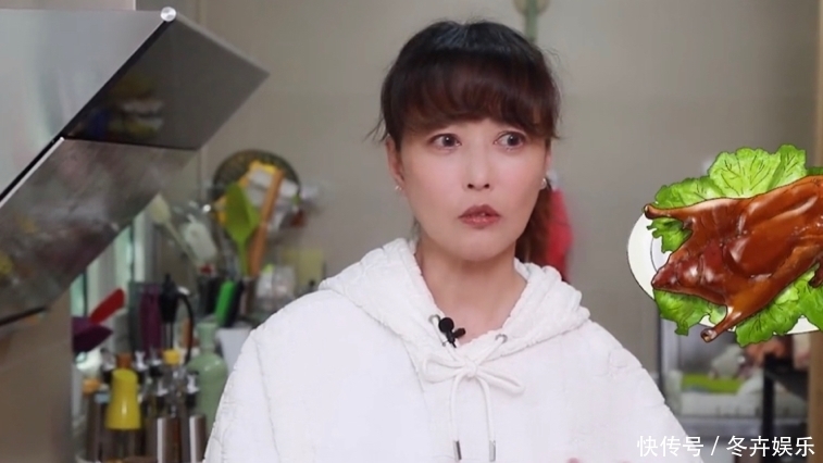 周海媚 “周芷若”周海媚秀厨艺,吃烤鸭不舍扔鸭架,独住豪宅内饰好老旧