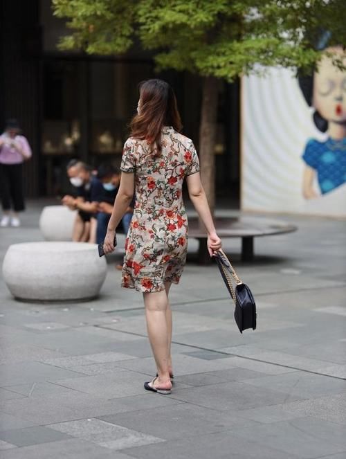 33岁“阿姨”的碎花旗袍，尽显优雅大气，“杀伤力”实在强！