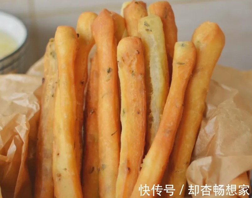 油条|饭店里的茴香小油条，在家也能做，简单易做，外酥里嫩，一学就会