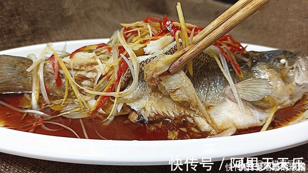 清蒸|清蒸鲈鱼就爱这种做法，又快又简单，鱼肉鲜嫩细腻，年夜饭做来吃
