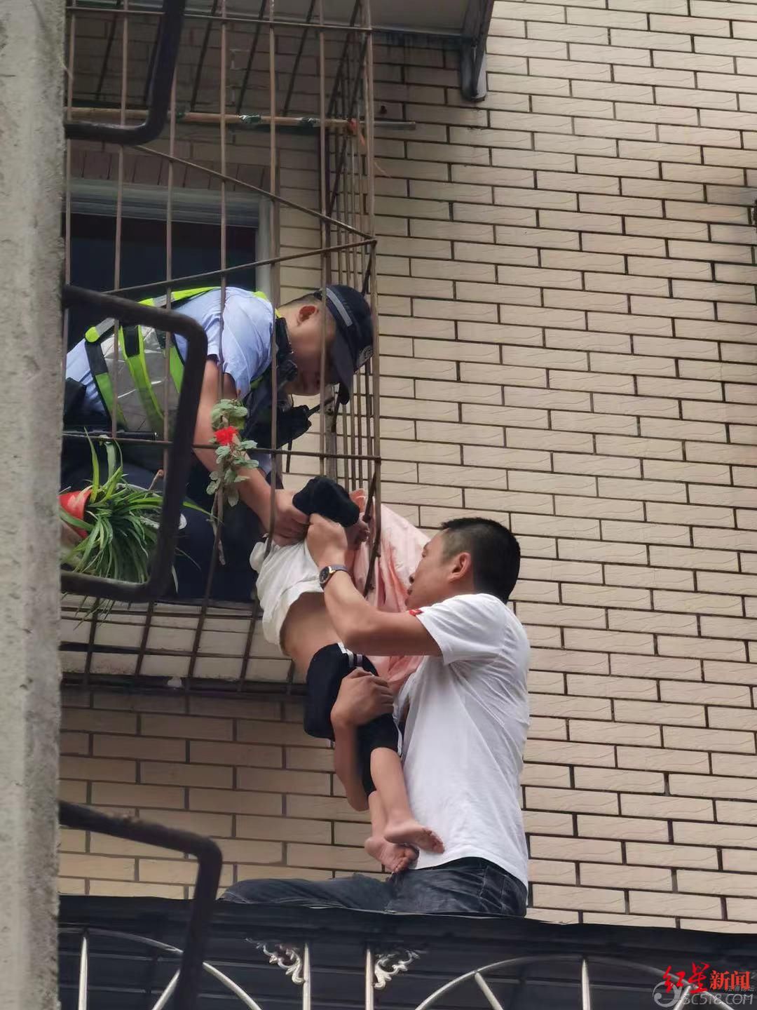 汤小均|惊险！2岁幼童脖子被卡防护栏身体悬空，男子爬上雨棚托举等来救援