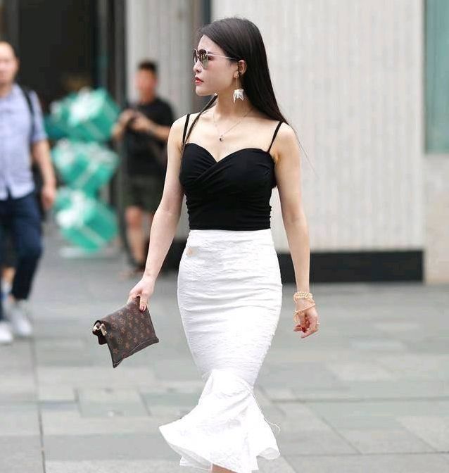 街拍环肥燕瘦的美女，黑色短袖配休闲牛仔裤，时尚魅力气质