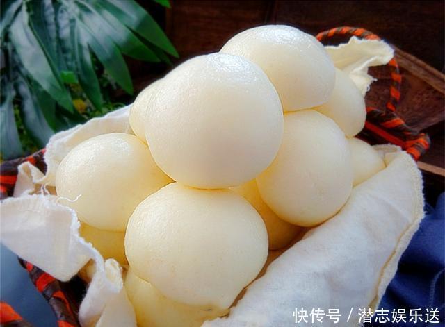 蒸馒头时，不要只加酵母，面里加这两样，馒头又白又软又香