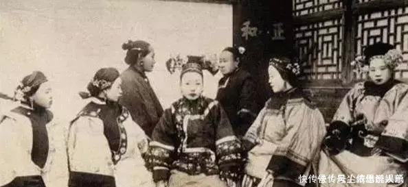 青楼女子|100年前的老照片地主家妻妾成群，青楼女子坐姿不雅