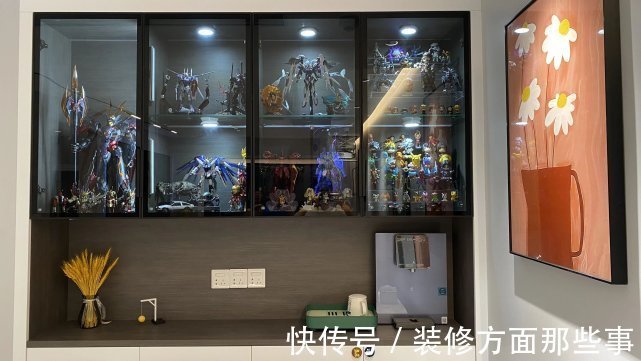 灯光|104平四口之家,客厅激光投影太过瘾,整柜的手办太壮观