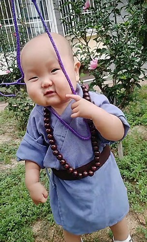 宝宝|衣服脏了，孩子不让妈妈脱，想个好主意拿晾衣架把自己挂起来晒